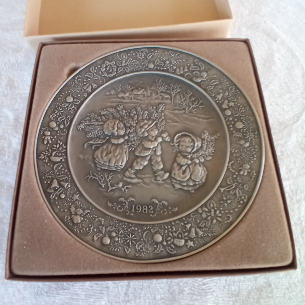Vintage Hallmark Little Gallery 1982 Christmas Pewter Plate y2k Collection